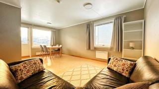 Bright & Cozy Apartment with Mountain View - 0