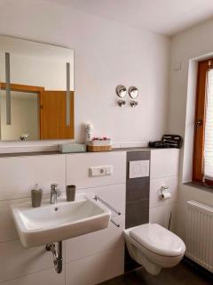 MaMa-Apartments - Haus Martina im Herzen der Rhön - 3 einzelbuchbare moderne Wohnungen für 2-8 Personen, Terrasse, Balkon, Garten, Ski und E-Bike Keller, Lounge, freies Wlan, familienfreundlich - 5