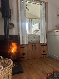 Shepherds hut, Eco, Log burner Hot tub NY moors - 9