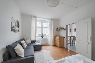 Stylish Cosy Apartment with Easy Access - 3