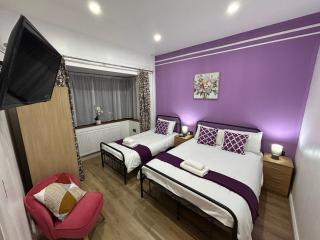 Minstead Lodge 5 Bedroom Large House inc 3 Twin Rooms B24 just off M6-J6 Free Street Parking 2 Showers Bath 2 WCs Fast Wi-Fi Garden Near Airport NEC Contractor HS2 Teams Weekly Stays Welcomed Best-in-Class - 0