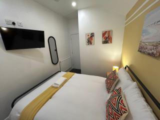 Minstead Lodge 5 Bedroom Large House inc 3 Twin Rooms B24 just off M6-J6 Free Street Parking 2 Showers Bath 2 WCs Fast Wi-Fi Garden Near Airport NEC Contractor HS2 Teams Weekly Stays Welcomed Best-in-Class - 9