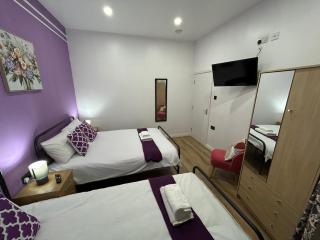 Minstead Lodge 5 Bedroom Large House inc 3 Twin Rooms B24 just off M6-J6 Free Street Parking 2 Showers Bath 2 WCs Fast Wi-Fi Garden Near Airport NEC Contractor HS2 Teams Weekly Stays Welcomed Best-in-Class - 8