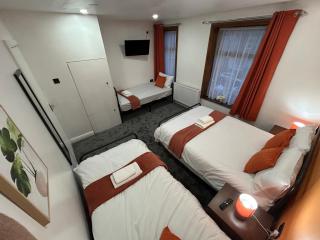 Minstead Lodge 5 Bedroom Large House inc 3 Twin Rooms B24 just off M6-J6 Free Street Parking 2 Showers Bath 2 WCs Fast Wi-Fi Garden Near Airport NEC Contractor HS2 Teams Weekly Stays Welcomed Best-in-Class - 5