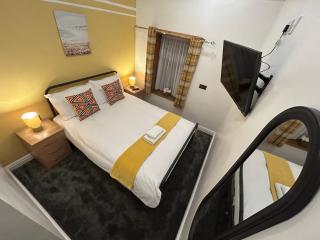 Minstead Lodge 5 Bedroom Large House inc 3 Twin Rooms B24 just off M6-J6 Free Street Parking 2 Showers Bath 2 WCs Fast Wi-Fi Garden Near Airport NEC Contractor HS2 Teams Weekly Stays Welcomed Best-in-Class - 4