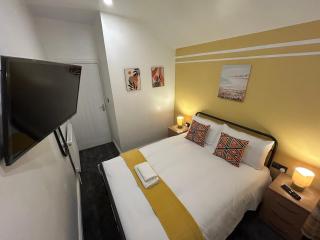 Minstead Lodge 5 Bedroom Large House inc 3 Twin Rooms B24 just off M6-J6 Free Street Parking 2 Showers Bath 2 WCs Fast Wi-Fi Garden Near Airport NEC Contractor HS2 Teams Weekly Stays Welcomed Best-in-Class - 3