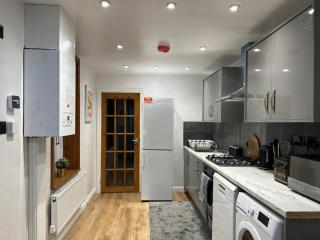 Minstead Lodge 5 Bedroom Large House inc 3 Twin Rooms B24 just off M6-J6 Free Street Parking 2 Showers Bath 2 WCs Fast Wi-Fi Garden Near Airport NEC Contractor HS2 Teams Weekly Stays Welcomed Best-in-Class - 2