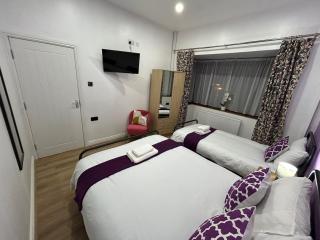 Minstead Lodge 5 Bedroom Large House inc 3 Twin Rooms B24 just off M6-J6 Free Street Parking 2 Showers Bath 2 WCs Fast Wi-Fi Garden Near Airport NEC Contractor HS2 Teams Weekly Stays Welcomed Best-in-Class - 1