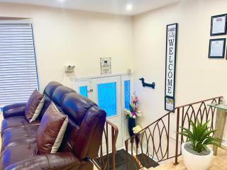 Laval 3BR Apartment with Private Heated Saltwater Pool & Piano - 7