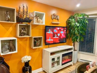Laval 3BR Apartment with Private Heated Saltwater Pool & Piano - 5