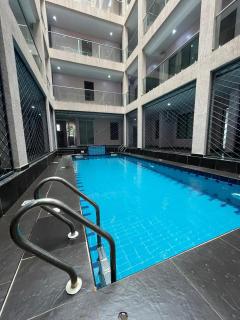 Luxury 1-Bed Apartment, GRA with pool & 24-hour power - 4