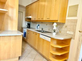 Central Cosy Apartment with Free Parking - 1