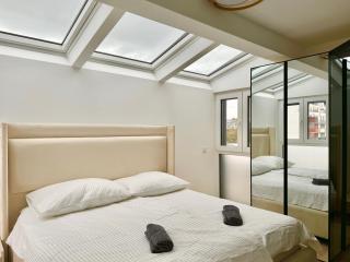 Luxury Rooftop Apartment with Balcony - 15 min to Center - 7