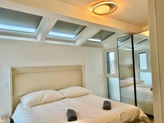 Luxury Rooftop Apartment with Balcony - 15 min to Center - 1