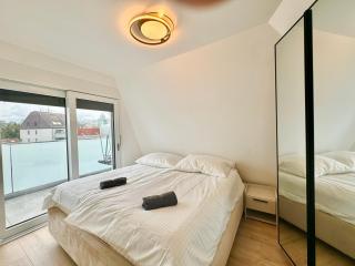 Modern Luxury Apartment with Balcony - 7