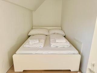 Stylish 4-Room Apartment with Free Parking - 7