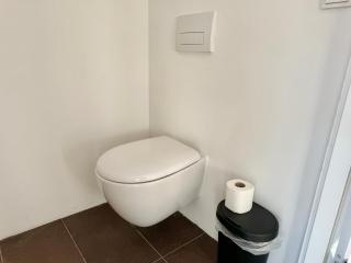 Stylish 4-Room Apartment with Free Parking - 4