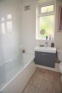 Spacious Double Room with Private Bathroom in Quiet Area Easy Access to Victoria & London Bridge - 6