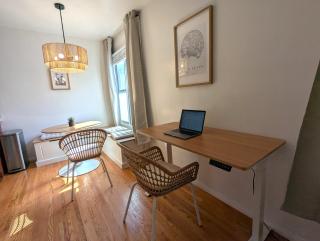 Boho 1-Bedroom Beach Condo with Mid Size Parking, AC & Laundry - Long Beach - 8