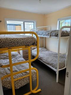 Oakura Family Bach, sleeps 10, one back from beach - 7