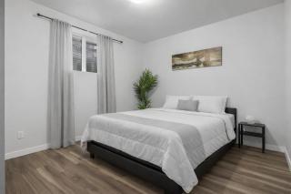 Bright 2BR Suite Near YYC & Mall - 4