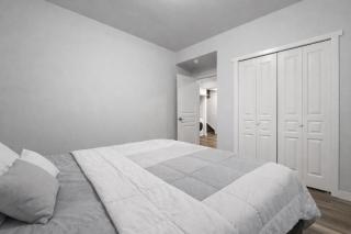 Bright 2BR Suite Near YYC & Mall - 7
