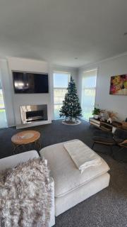 Relaxing coastal home with pool and spa - 7