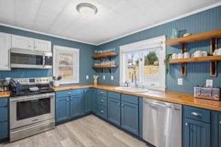 Riverfront Fire Pit Hot Tub Fishing Kayaks Pacman - 4