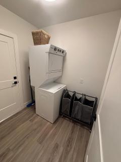 Licensed New & Modern 2 Bedroom Walk Out Suite - 5