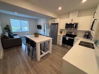 Licensed New & Modern 2 Bedroom Walk Out Suite - 1