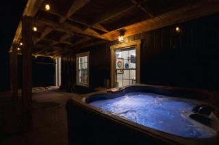 Riverfront Fire Pit Hot Tub Fishing Kayaks Pacman - 8