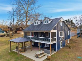 Riverfront Fire Pit Hot Tub Fishing Kayaks Pacman - 9