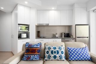 Elegant Modern Coastal Escape Steps from Noosa Main Beach - 6