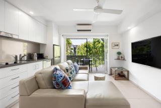 Elegant Modern Coastal Escape Steps from Noosa Main Beach - 5