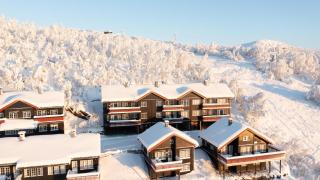 Ski-In Ski-Out Cozy Retreat with Mountain Views - 0
