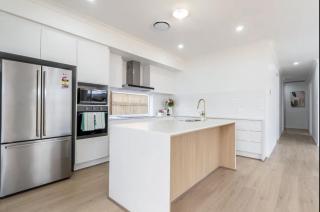 Modern 4-Bedroom Home in Pallara - Free Parking Close to Brisbane - 3