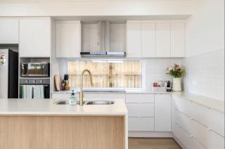 Modern 4-Bedroom Home in Pallara - Free Parking Close to Brisbane - 5