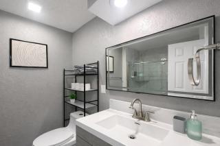 Large Overland Park Getaway 4 KING beds 3 Bath Sleeps 10 - 7