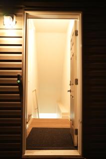 Cozzy Cityscape & Airport Retreat - 8