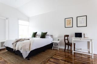 King Bed Studio in the Heart of Richmond - 1