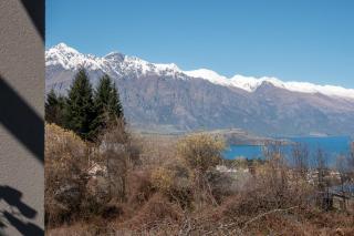 Remarkable 5-Bedroom on the Hill - 1