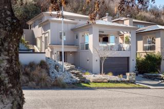 Remarkable 5-Bedroom on the Hill - 9