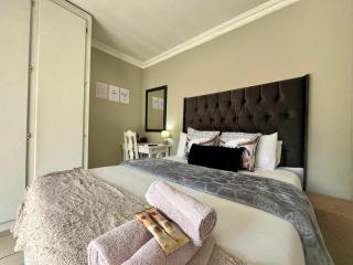 OR Tambo Stay Unit 4 - 0