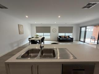Stunning 4 X Bed Holiday Home In Kalkallo - Only 28KM From MEL Airport - 7