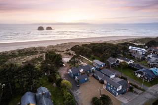 Ocean Front Rockaway Beach 1 Bedroom Condo - 9