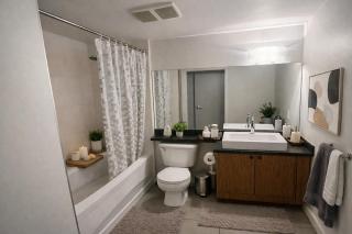 Spacious 2 Bedroom Suite Steps from Yaletown - 4