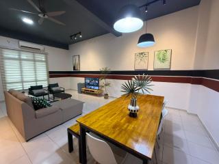 R3troHouse3 4BR 14PAX Near188Tower, HTTA, In Town - 4