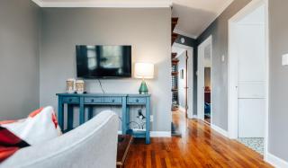 Warm and Cozy Magic Tree-House on UT, Downtown, Walk to Moody - 3