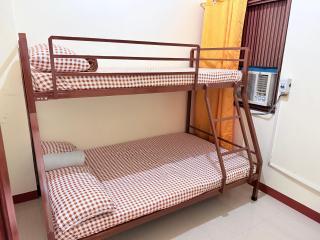 budget transient house near sm Lucena 6pax - 4