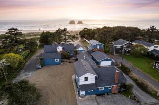 Ocean Front Rockaway Beach Studio Apartment - 6